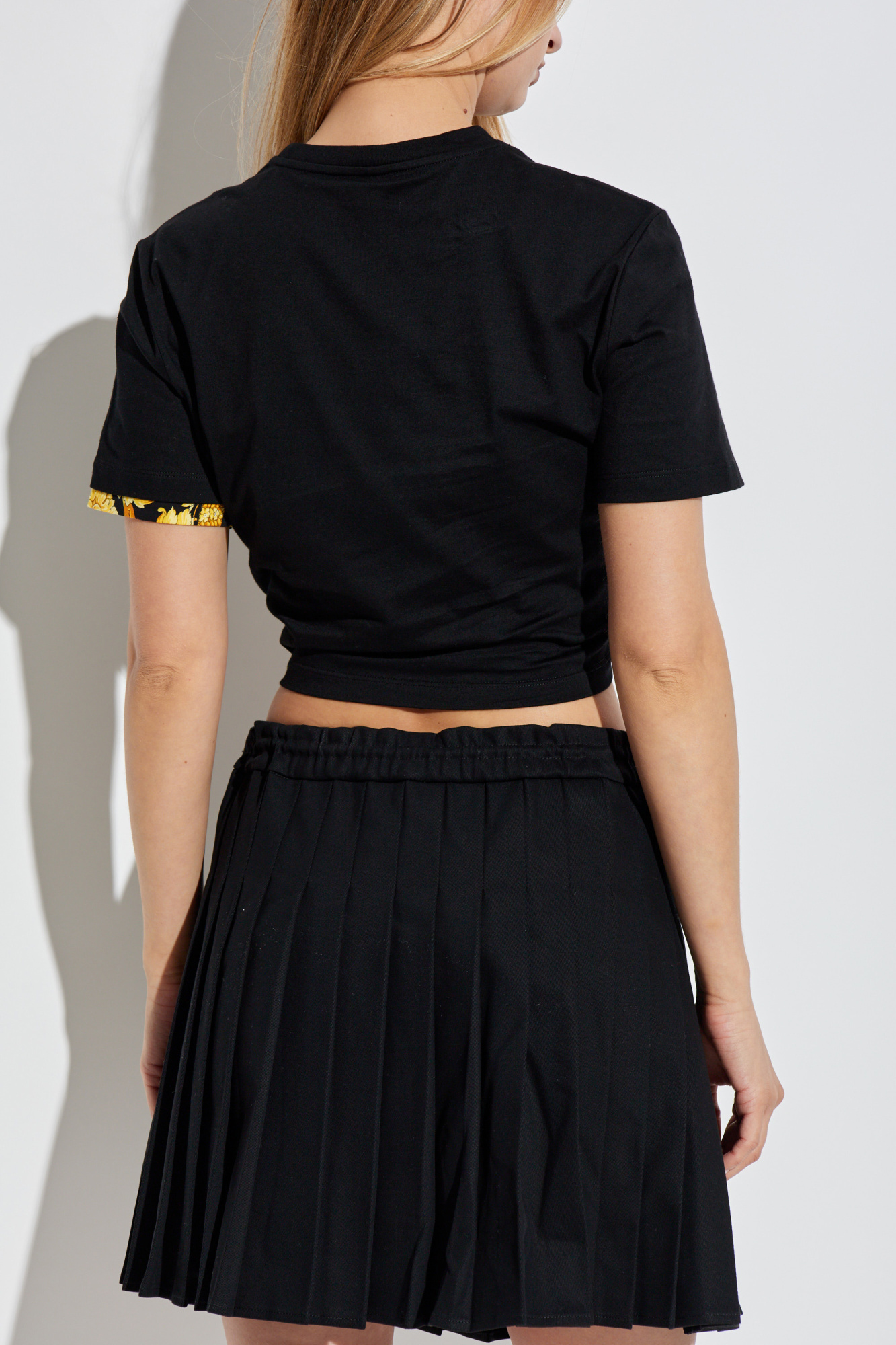 Tシャツ・カットソー VERSACE SS25 \"SAFETY PIN\" CURLED TOP (1018081 1A124971B000) Black T-shirt with decorative safety pin and draping Versace